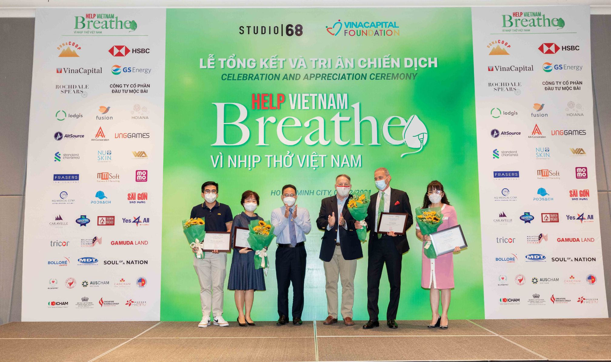 Ông Rad Kivette và Ông Phạm Minh Tuấn trao hoa và chứng nhận cảm ơn cho các nhà tài trợ của chương trình Help Vietnam Breathe gây quỹ được hơn 27 tỷ đồng sau 5 tháng triển khai