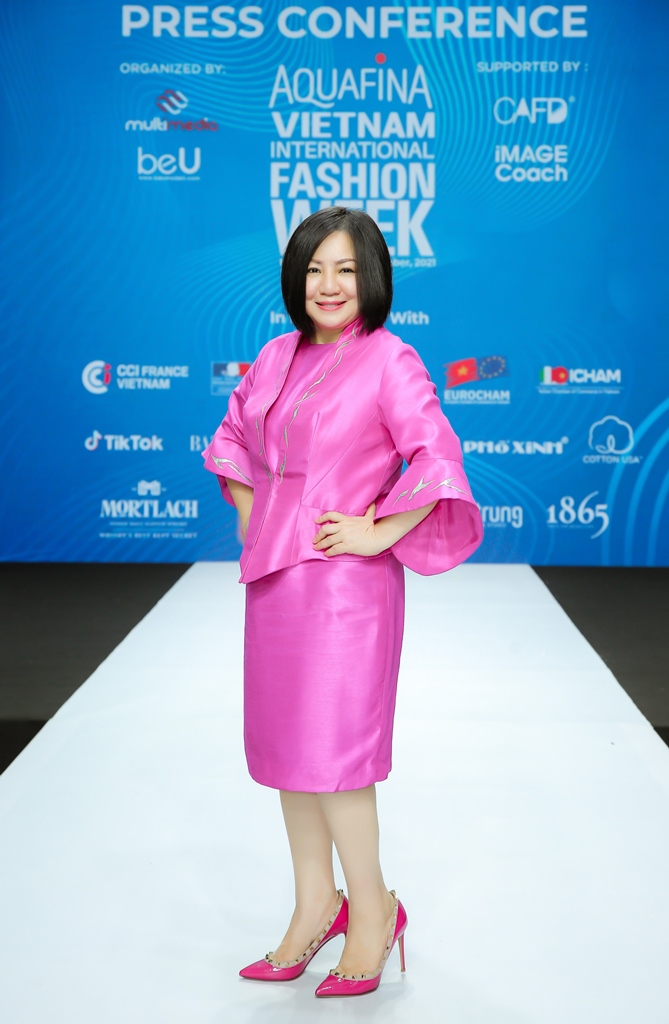 1. Madam Trang Lê - Chủ tịch Aquafina Tuần lễ Thời trang Quốc tế Việt Nam