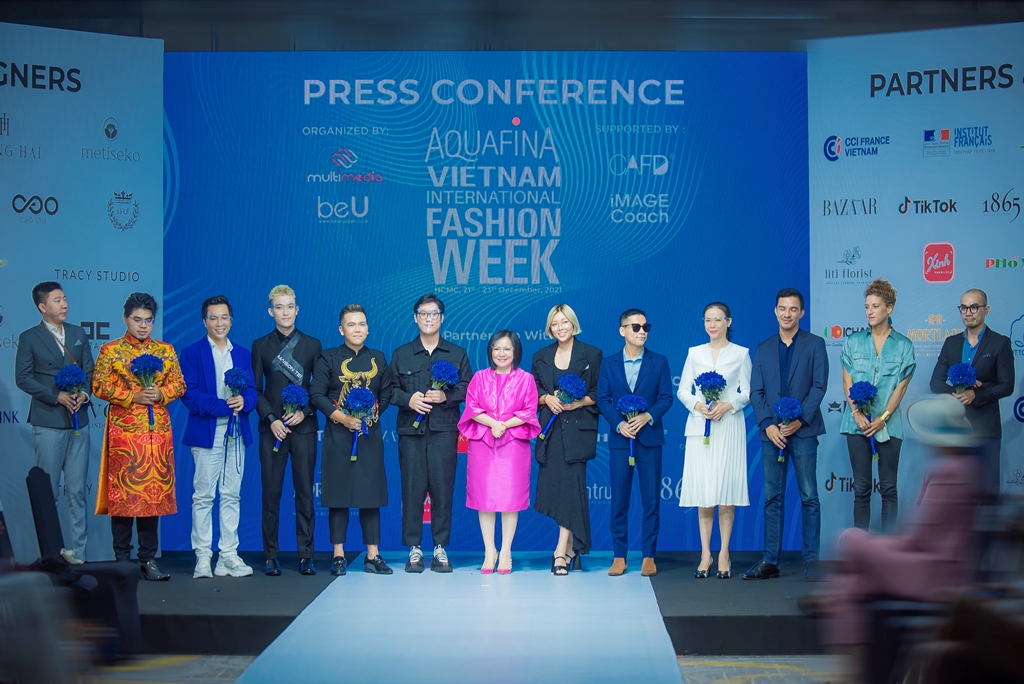 19. Bà Trang Lê trao hoa kỷ niệm cho các NTK trình diễn tại Aquafina Vietnam International Fashion Week 2021