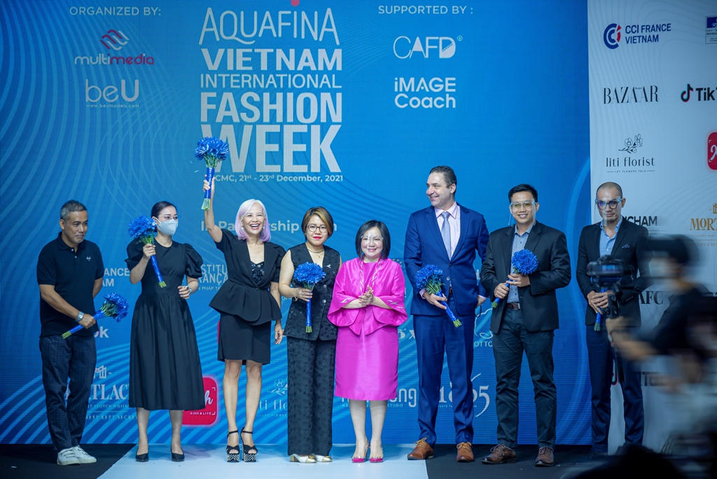 20. Bà Trang Lê trao hoa kỷ niệm cho các đơn vị tài trợ, các đối tác Aquafina Vietnam International Fashion Week 2021