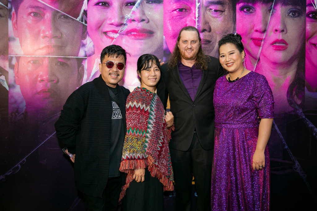 đạo diễn Lê Thanh Sơn (ngoài cùng bên trái)