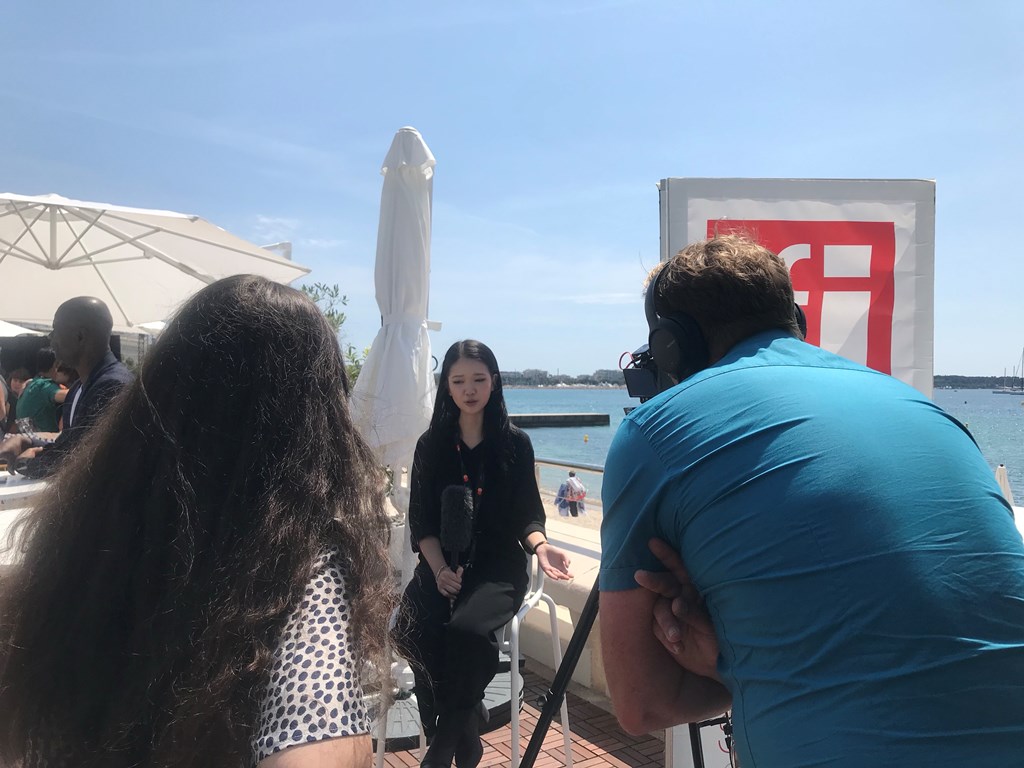 5. Linh Đan trả lời phỏng vấn đài RFI trên bờ biển Cannes