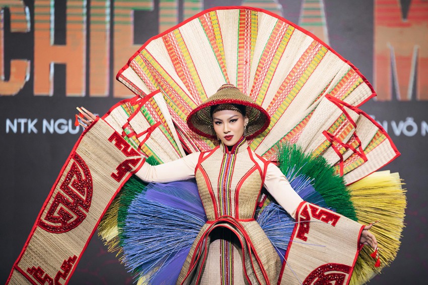 Chiêm ngưỡng 10 bộ trang phục dân tộc đẹp nhất Hoa hậu Hoàn vũ Việt Nam ảnh 1