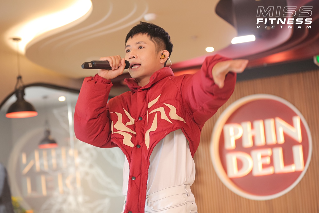 2. Rapper Ricky Star trình diễn tại _bữa tiệc thời trang_ của Miss Fitness Vietnam
