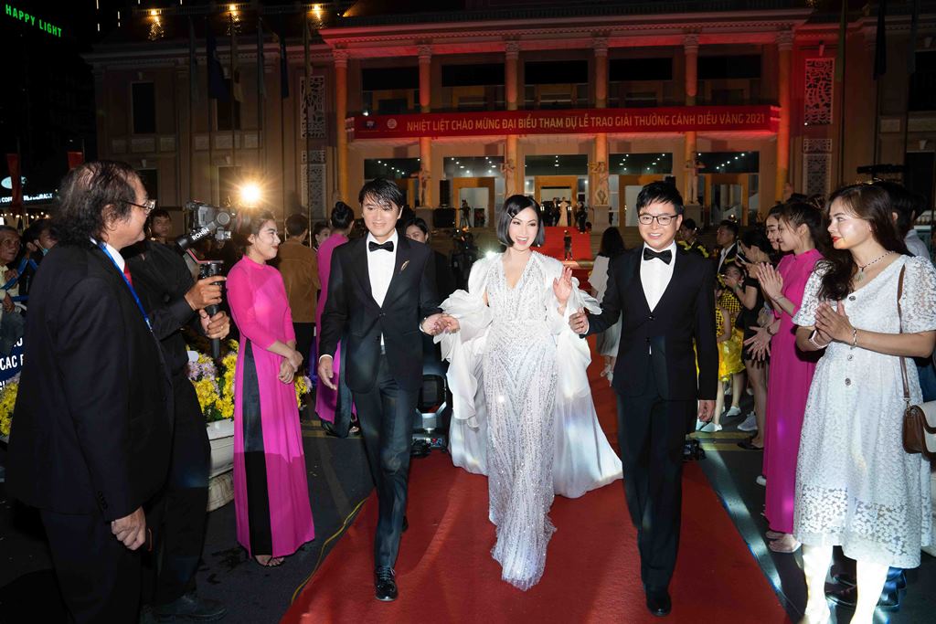 Ca sĩ Hà Phương cùng ca sĩ Trần Sang và diễn viên Thái San trên thảm đỏ Cánh Diều Vàng