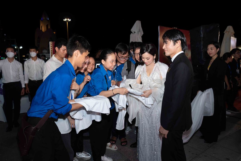 Ca sĩ Hà Phương kí tặng các em sinh viên tình nguyện