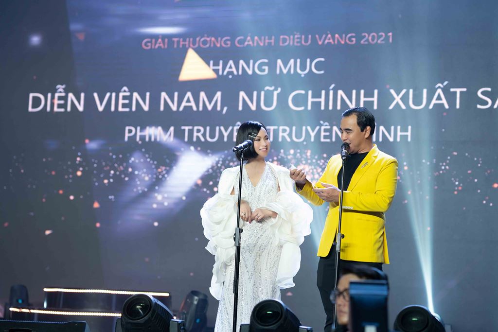 Ca sĩ Hà Phương trao giải cùng nghệ sĩ Quyền Linh