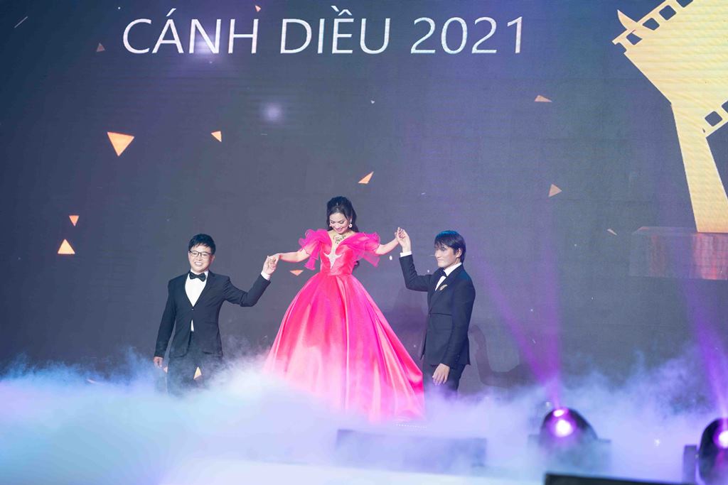 ca sĩ Hà Phương cùng Trần Sang và Thái San trên sân khấu biểu diễn