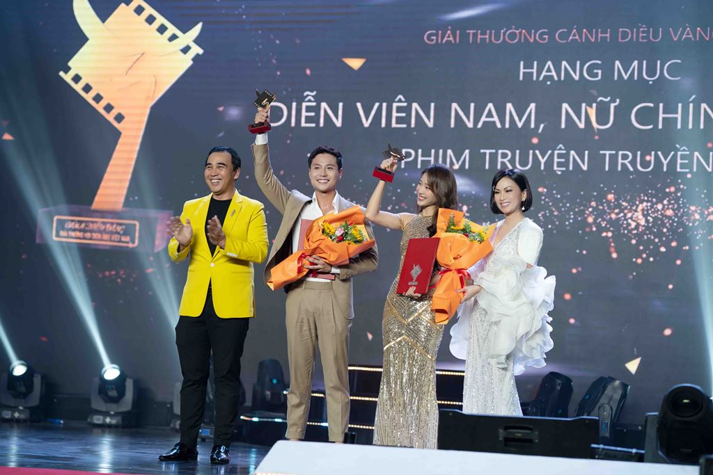 ca sĩ Hà Phương trao giải Cánh Diều Vàng cho Khả Ngân và Thanh Sơn