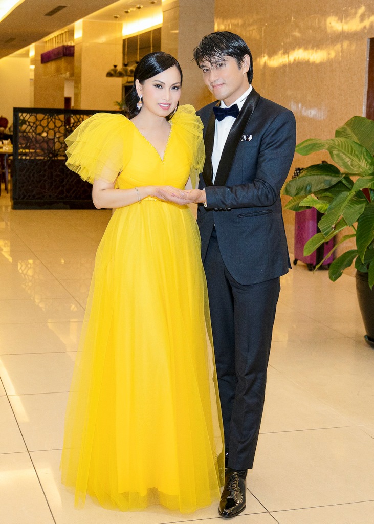 Ca sĩ Hà Phương và Thái San tại lễ trao giải Cánh Diều Vàng
