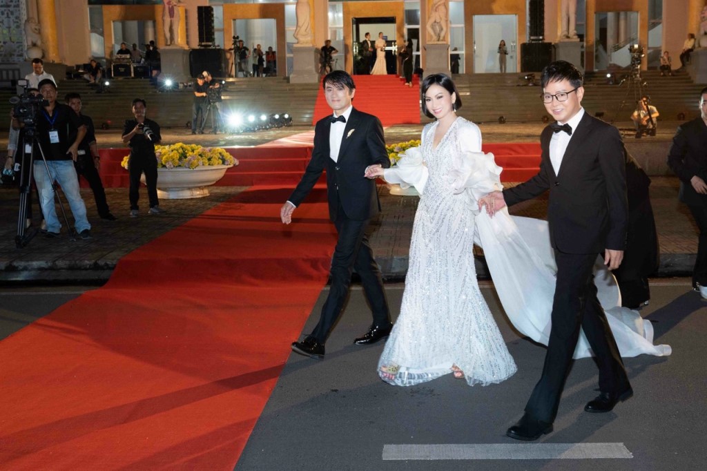 Ca sĩ Hà Phương được ca sĩ Trần Sang và diễn viên Thái San hộ tống trên thảm đỏ Cánh Diều Vàng