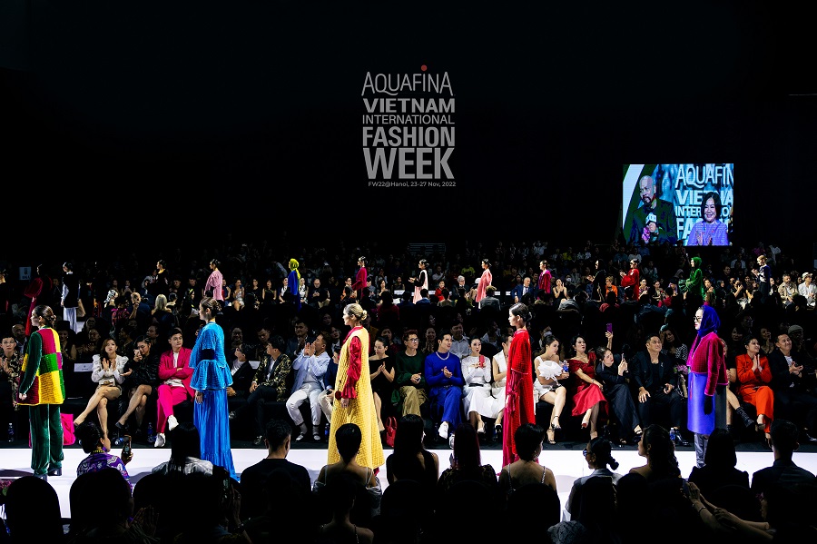 8. Trong suốt 4 ngày diễn ra chương trình, Aquafina Vietnam International Fashion Week Thu Đông 2022 đã đón tiếp gần 10.000 lượt khán giả tới tham dự Chương trình trực tiếp