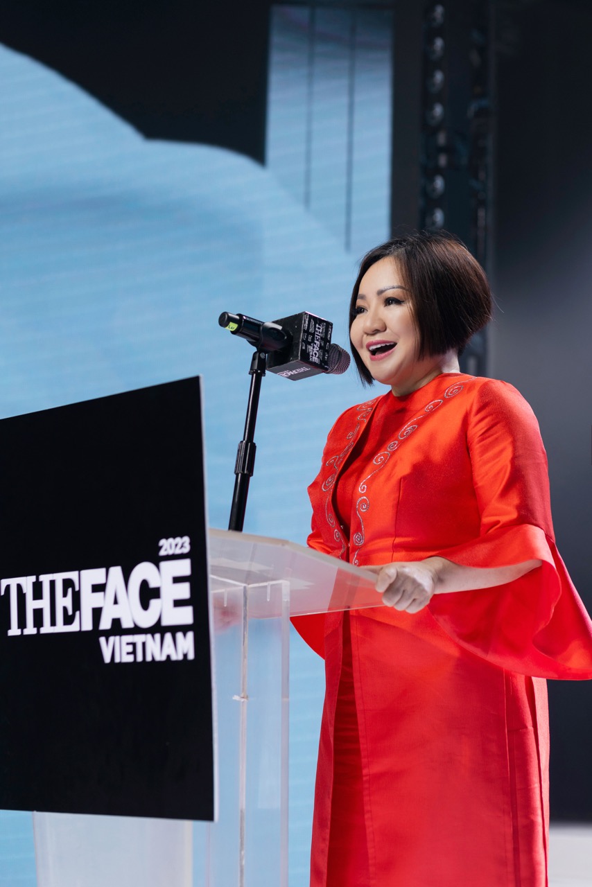 2. Bà Trang Lê - CEO công ty MultiMedia JSC, Tổng đạo diễn và nhà sản xuất Chương trình The Face Vietnam phát biểu tại buổi họp báo  lớn 2