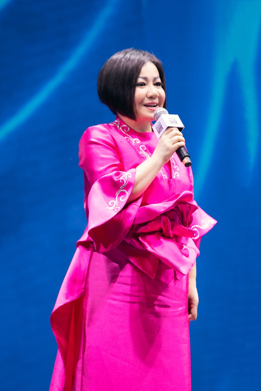 3. Madam Trang Lê hân hoan chia sẻ hành trình một thập kỷ thời trang của AVIFW lớn