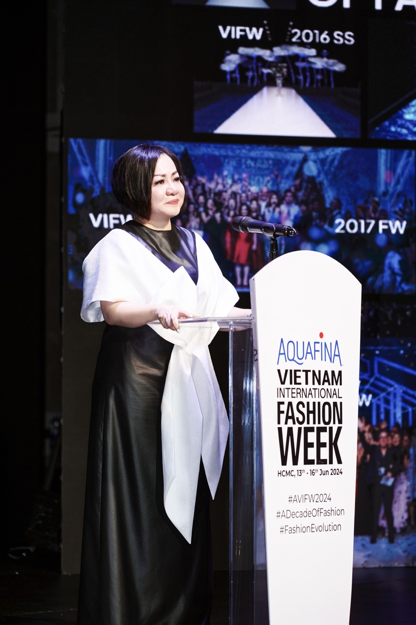 3. Madame Trang Lê - Chủ tịch Vietnam International Fashion Week là người đứng sau những ý tưởng sân khấu trong suốt một thập kỷ qua lớn