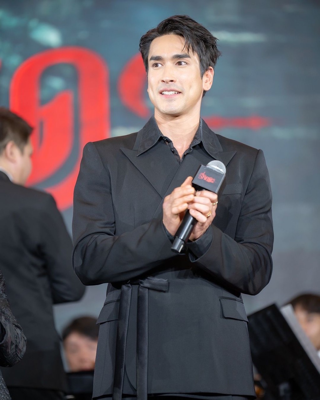 Nadech Kugimiya lớn