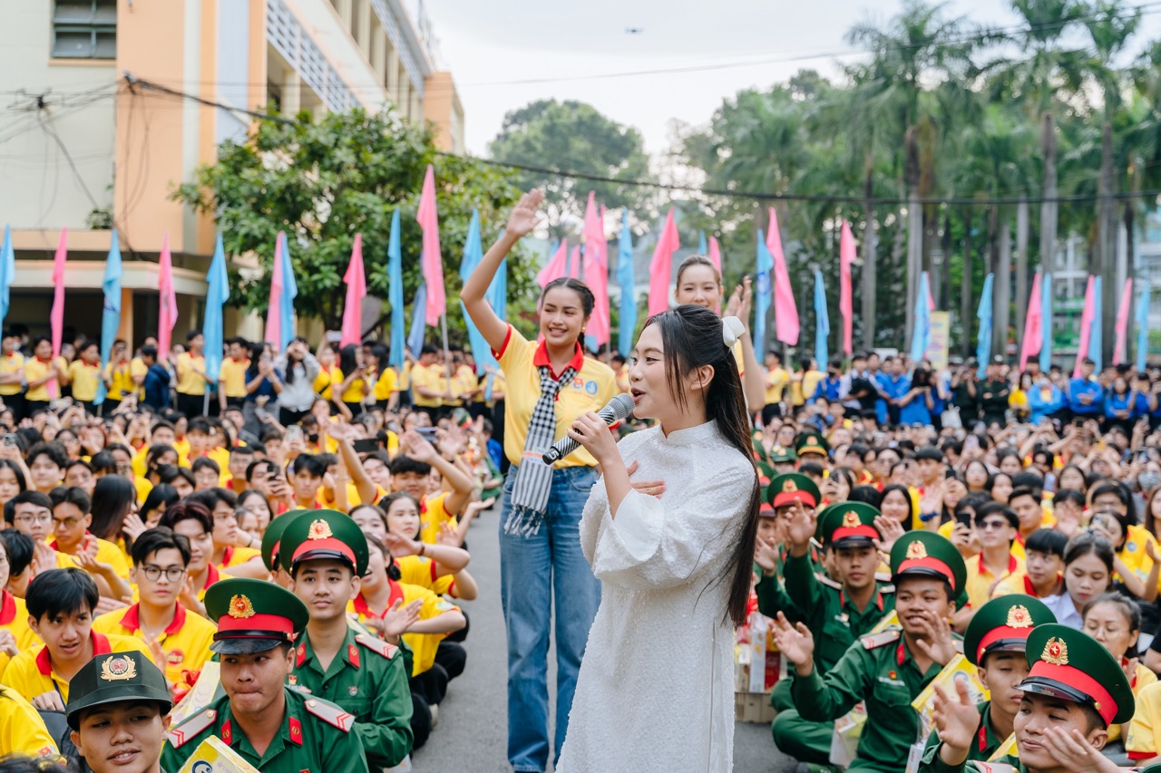 Ca sĩ Phương Mỹ Chi lớn